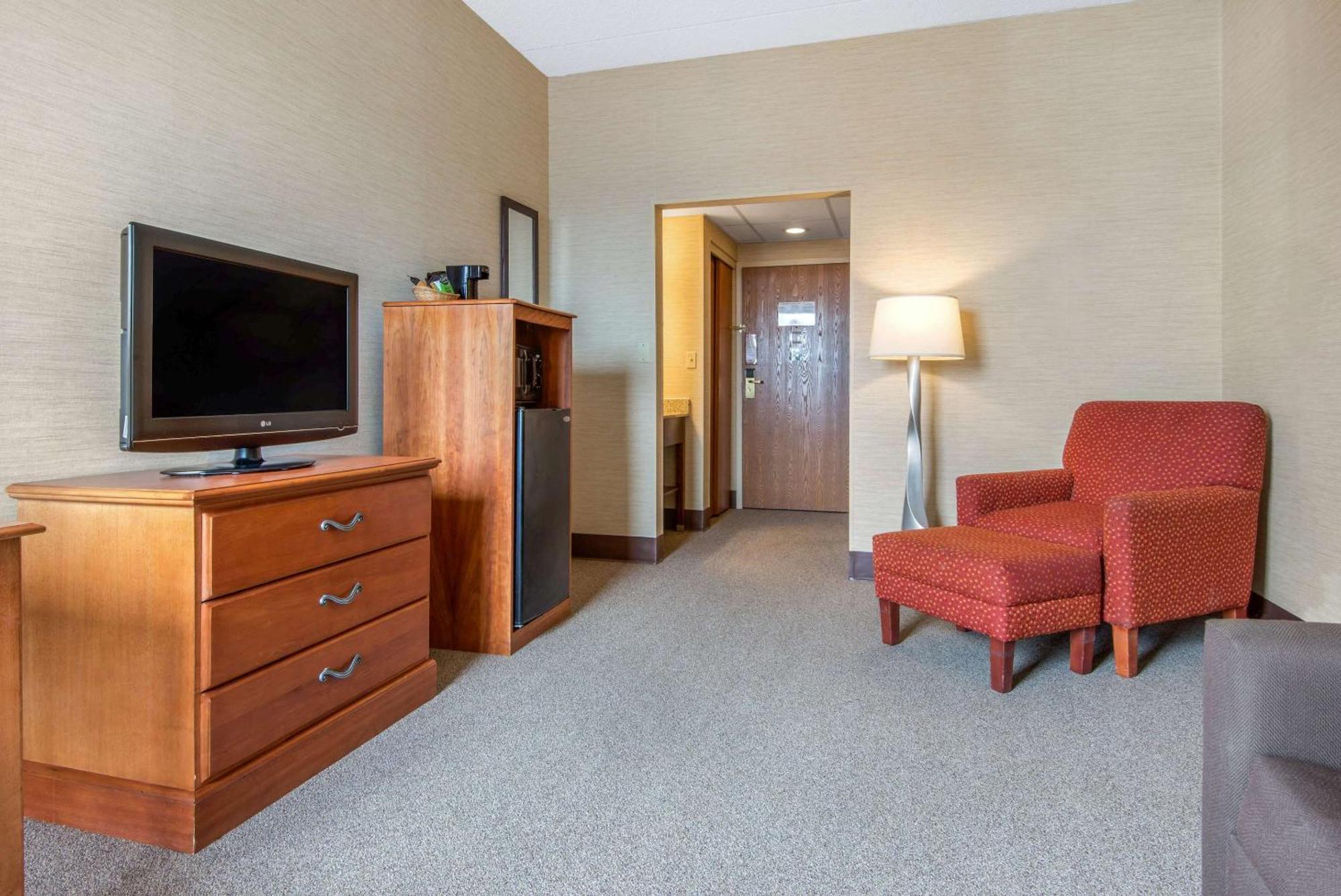 Quality Inn & Suites Mansfield Exterior photo